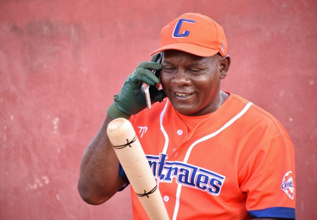 GHNordelo5's tweet photo. Con dos jonrones (uno dentro del cuadro) el estelar Danel Castro igualó y rompió el récord de más hits en la pelota cubana. Lo llamamos para felicitarlo, y para agradecerle haberlo hecho con un bate Cubacan 'Los Cinco'. #Cuba #CDRCuba #SomosDelBarrio #DanelCastro https://t.co/6K0U67TN6D