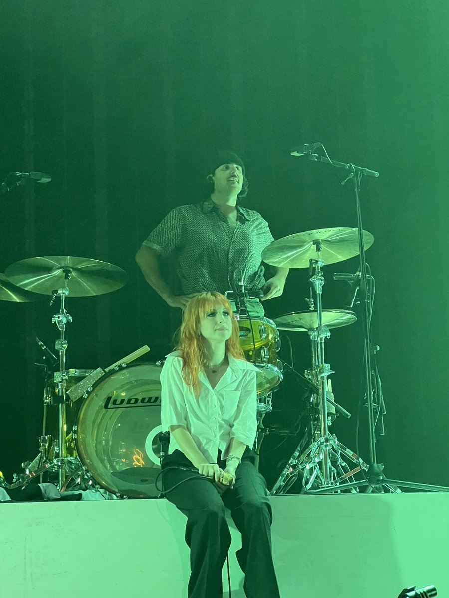 TH1CCSKULL's tweet image. not zac looking like somebody’s dad bc they had to stop the show during pool