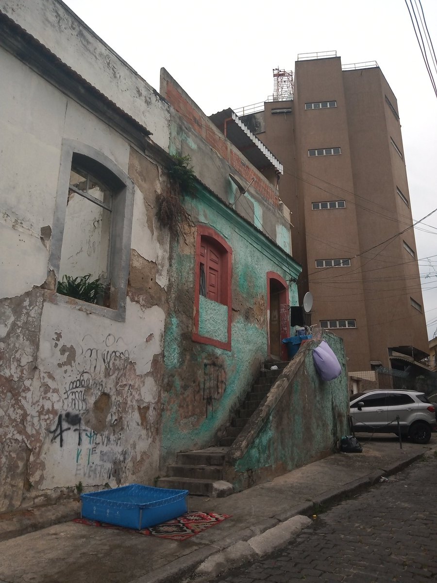 mdassisonline's tweet photo. Ontem, 23/11, subi a Ladeira do Livramento em busca da casa onde nasceu Machado de Assis. Seu estado ė deplorável. Precisa de cuidados, pelo imenso valor histórico e cultural. Até uma placa lhe falta. Uma curiosidade (talvez, esperança): a escada que lhe dá acesso tem 13 degraus. https://t.co/fKKA2RUrJ3