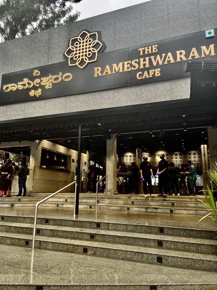 L0stInCosmos's tweet photo. Suggested by @pmarineni Rameshwaram cafe has a new branch at ITPL road. Loved the ghee podi dosa. On a costlier side, but one time experience for the taste and ambience. Rich in all terms 😂
#Morning
#BreakfastScenes
#NammaBengaluru https://t.co/UvMnan2Kb3
