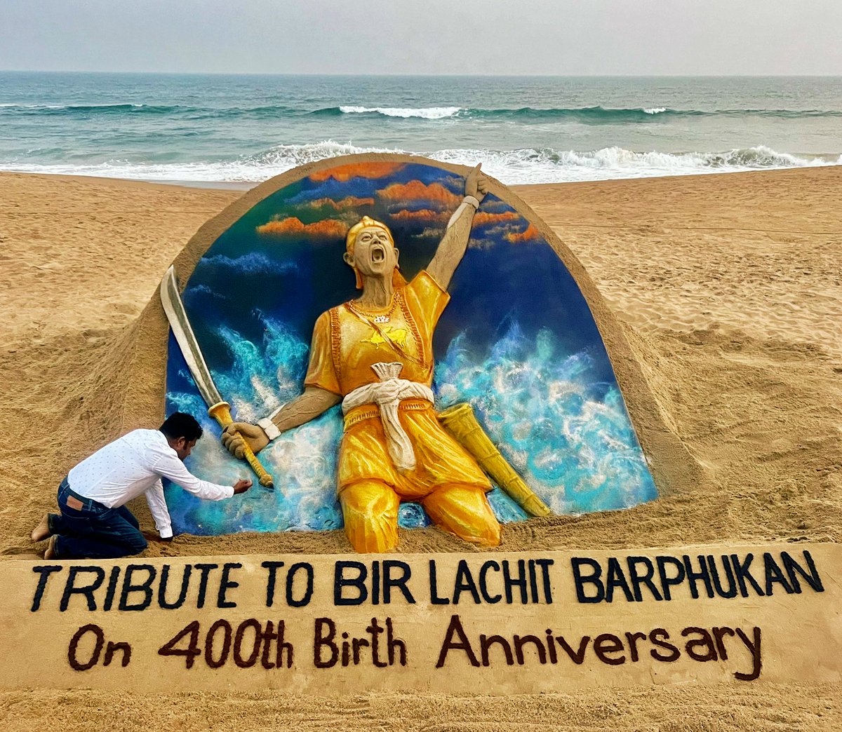 sudarsansand's tweet photo. Tribute to the valiant Commander &amp; fearless warrior Mahabir Lachit Barphukan Ji 
On the occasion of 400th Birth Anniversary. My SandArt at Puri beach in Odisha.
#LachitDivas 
#400YearsofLachitBarphukan https://t.co/UrPoGiGXmF