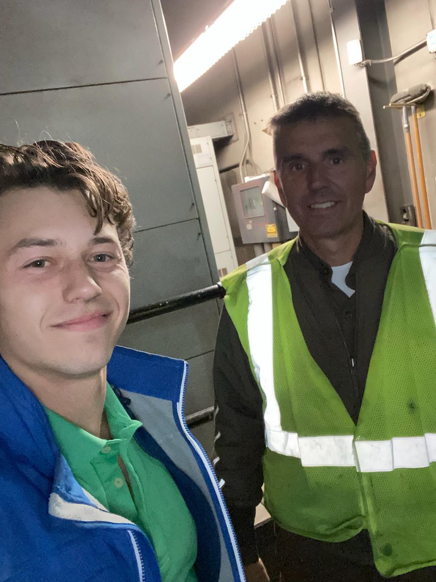 OakTwilight's tweet photo. Oak Creek Twilight - thankful for our feeder partners getting it done safely! Circle of honor!
#staycalmhavefun @NP_UPSers @cordle_tony @JaradZimmerman @JenniBucholc @MichaelLeff5 https://t.co/1fspRqxmTS