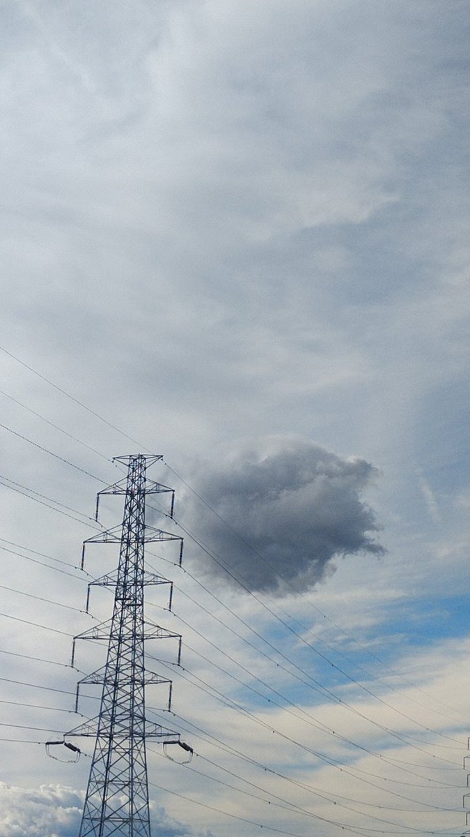 NThealfee's tweet photo. 三枚目の雲、写真撮った途端に消えました
#CloudShips?
#クラウドシップ https://t.co/kc2Q3G9loB