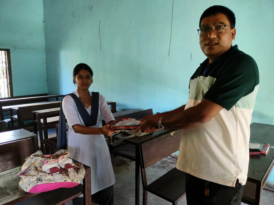 ResearchUdaan's tweet photo. Rajshree Dey, a student of class 12th (Commerce) of Govt Boy's Higher Secondary School, Silchar received course books of Economics(English medium) as one of the beneficiaries of @ResearchUdaan book distribution campaign #BOOKSFORALLEMPOWERMENTFORALL
 @dccachar 
@dc_hailakandi https://t.co/1bZyYhoDUB