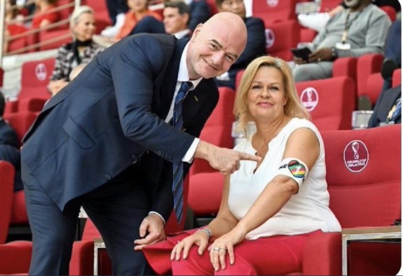 Wer es immer noch nicht begriffen haben sollte, was da Billiges ablief in Doha: Dieses Foto sagt alles. Und genau so sollte die billige PR-Nummer von Nancy Faeser und ihrer Freunde vom DFB in Erinnerung bleiben. Lächerliche hilflose Wichte an der Seite Infantilos.