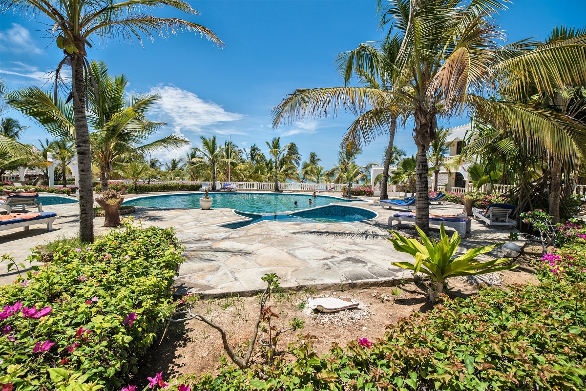 tegigocom's tweet photo. Welcome to this elegant Arab-style resort in Watamu, where harmony predominates, between the welcoming reception and the large central body which houses the restaurant, the bar, and an elegant lounge, among the bougainvillea and palm trees overlooking the sea. https://t.co/Wh0dae7wvE