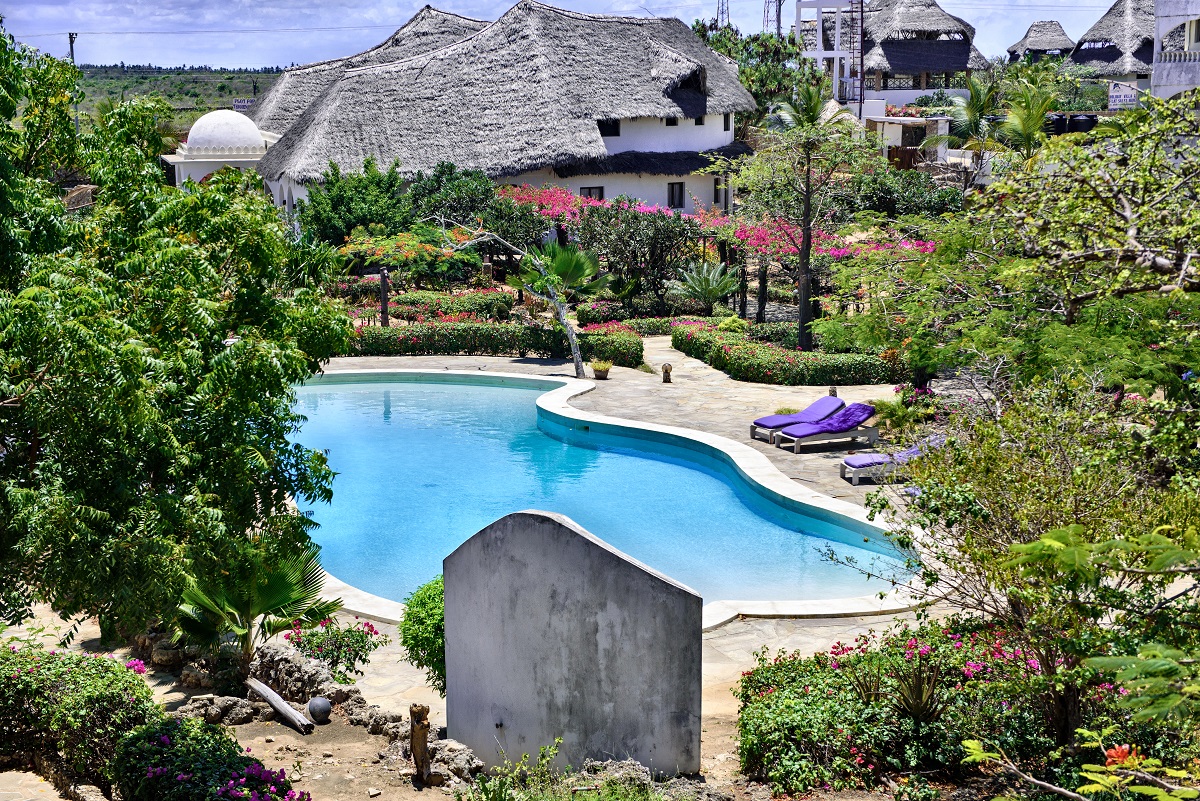 tegigocom's tweet photo. Welcome to this elegant Arab-style resort in Watamu, where harmony predominates, between the welcoming reception and the large central body which houses the restaurant, the bar, and an elegant lounge, among the bougainvillea and palm trees overlooking the sea. https://t.co/Wh0dae7wvE