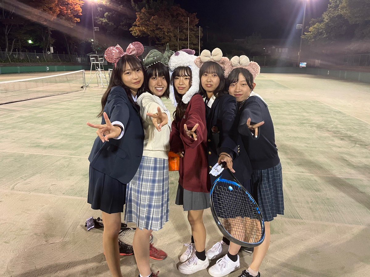 CircleGraffiti's tweet photo. 10月31日にハロウィンレッスンが行われました🎃👻

幹部は制服を着てレッスンをしました！
制服やディズニーやユニバなどのカチューシャをつけた幹部からお菓子はたくさん貰えましたか！？？🍬🍪🍫

35代のレッスンも残りわずかになってしまいました🥲🥲
あと少しですが、楽しみましょう🤍 https://t.co/kQBO6Cl0fg
