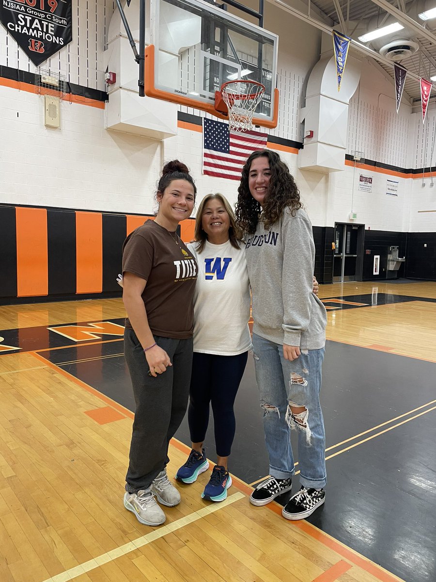 CoachNicolini's tweet photo. Great to see #LadyBengal alumni @izzyguiro @ajkappmeier ❤️ https://t.co/1bIoshpegH