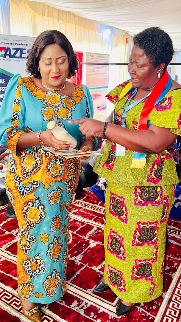 DuLomami's tweet photo. Depuis Niger,
Dr YUMBA KALENGA MUSHIMBI Isabelle ,visite le #stand #RDC à la #foire internationale organisée à la semaine et #sommets extraordinaires de l’Union Africaine sur l’Industrialisation et la diversification économique,Elle a rencontré les Femmes #transformatrices africa https://t.co/xKSp5AZ2XU