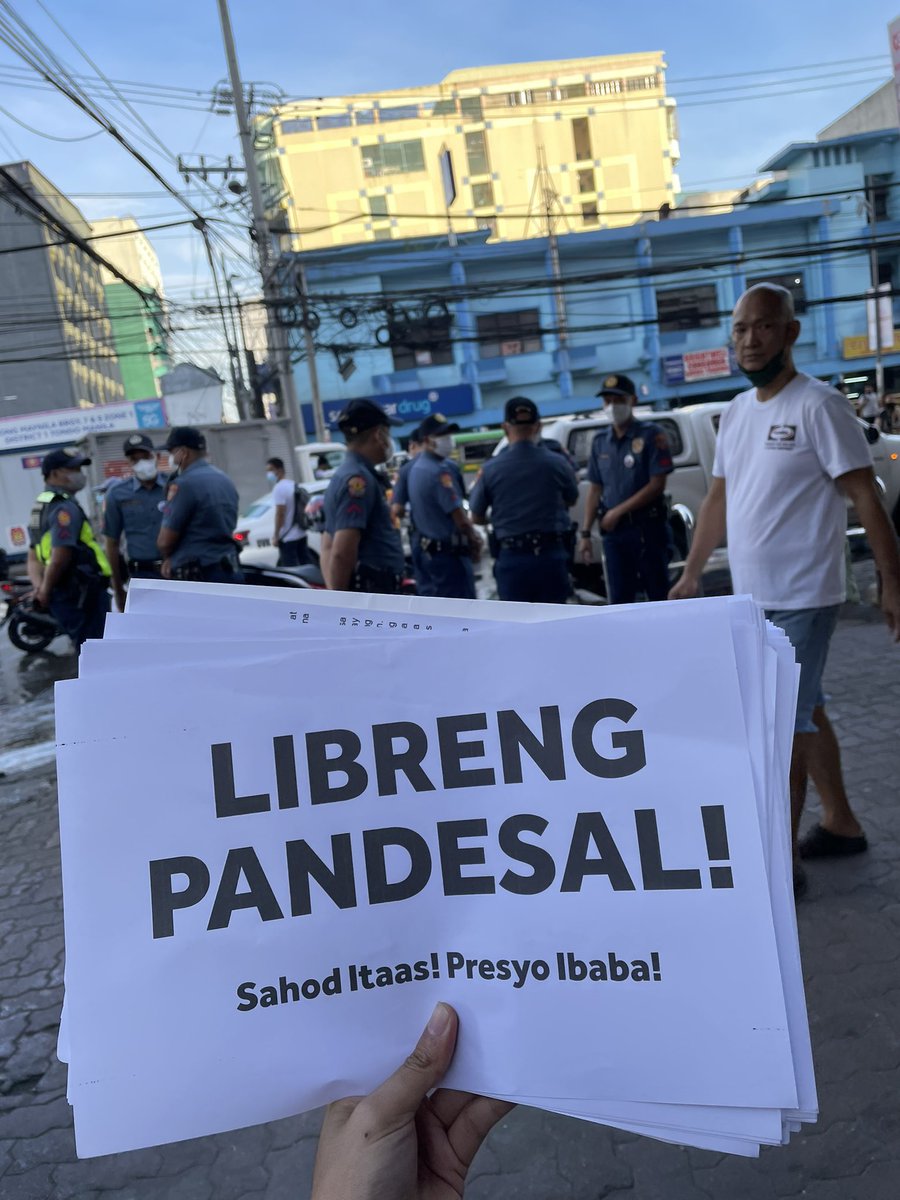 RachVillamor's tweet photo. Pinapaalis kami ng PNP, sinubukan pang i-confiscate ang mga gamit namin. Kailan pa dapat magkaron ng permit ang pamamahagi ng pagkain?? Pag pulitiko ba hihingan niyo rin? 

Mga tao mismo nagsasabi na walang masama sa ginagawa namin pero hinaharass at pinapaalis kami ng PNP. https://t.co/TJRRzXjLQ5