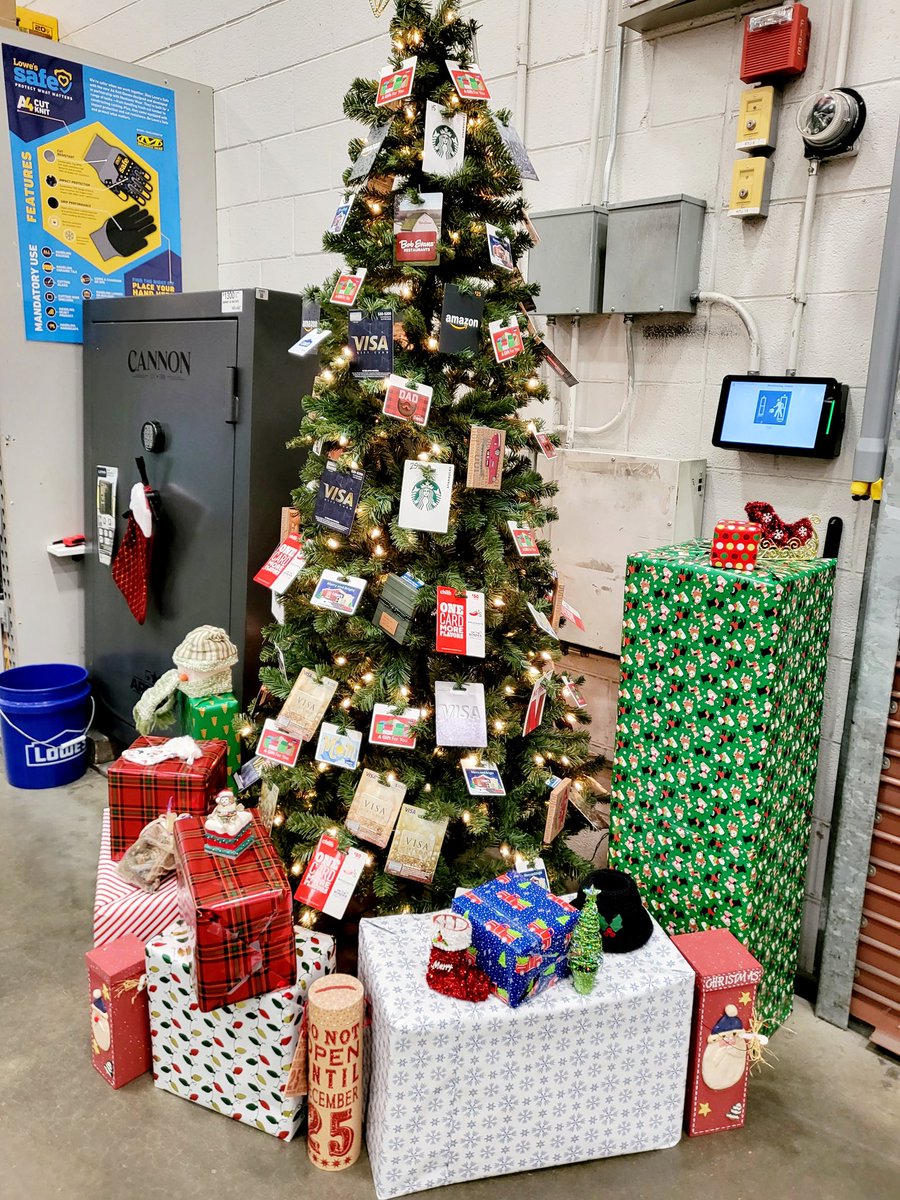 linac3676's tweet photo. Lowe's 2594 Ready!!! #giftcardtree #holidays #giftcards
Happy Holiday's to all!
@BenitoKomadina 
@JMB_Burnett 
@rosiegirl3702 
@LauraG813R1 
@PWilkinson_77 https://t.co/Hzh1JRFpiy