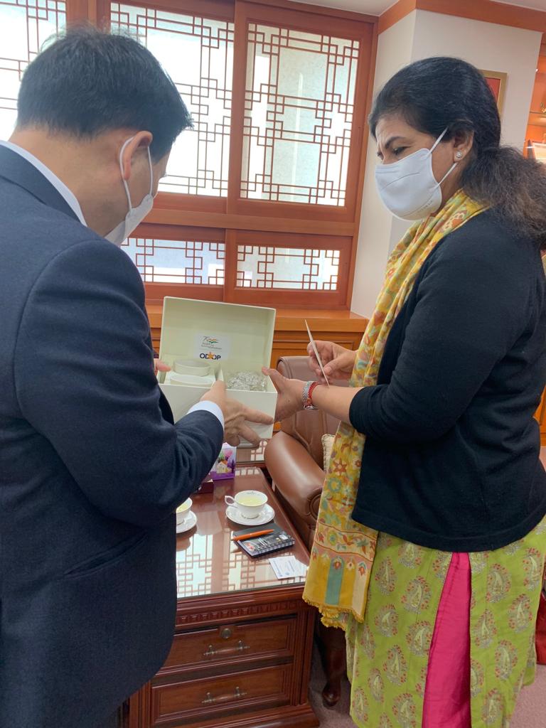 Logistics_MoCI's tweet photo. Logistics &amp; Skill Development Exchange between Inter-Ministerial Delegation @Logistics_MoCI and the Korea Maritime &amp; Ocean University @ADB_INRM @IndiainROK @SumitaDawra https://t.co/WFjV12Jiws