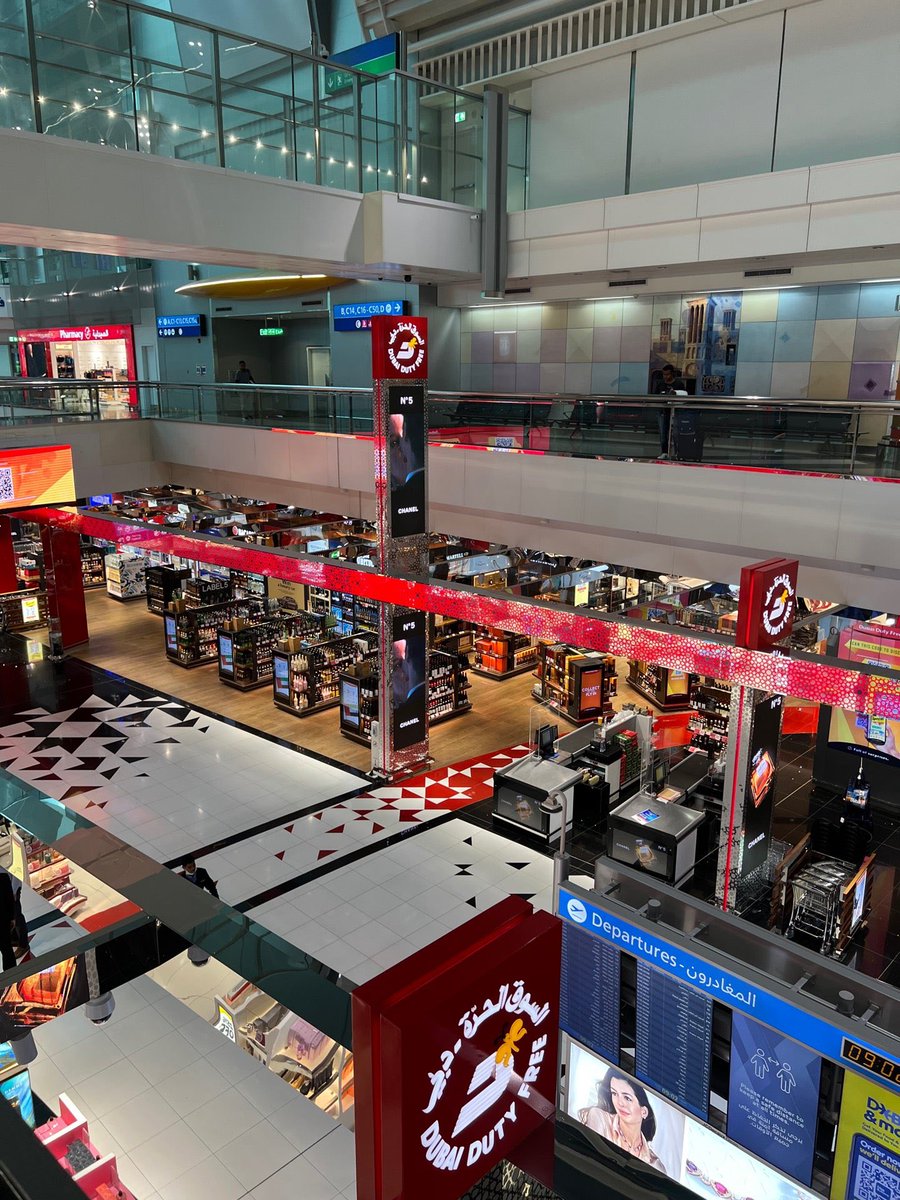 linda_aldred's tweet photo. Whoa! 1.5 miles from the door to my gate! This place is huge! Until next time #Dubai #GettingMySteps (@ Dubai International Airport in Dubai) https://t.co/XIXFyP2sZk https://t.co/IjIKrfZpFM