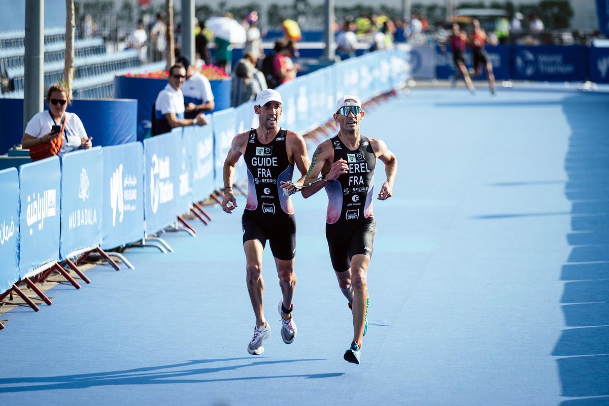 FFTRI's tweet photo. Championnat du monde Para triathlon Abu Dhabi : 

Les premières médailles viennent de tomber pour la délégation française grâce aux PTVI : 

🥈Thibaut Rigaudeau/Cyril Viennot
🥉Antoine Perel/Yohan Le Berre  

👏 les Bleus ! 🇫🇷💪

#paratriathlon#Gofrance

📷 Puur Film/FFTRI https://t.co/DjhzE4nUs9