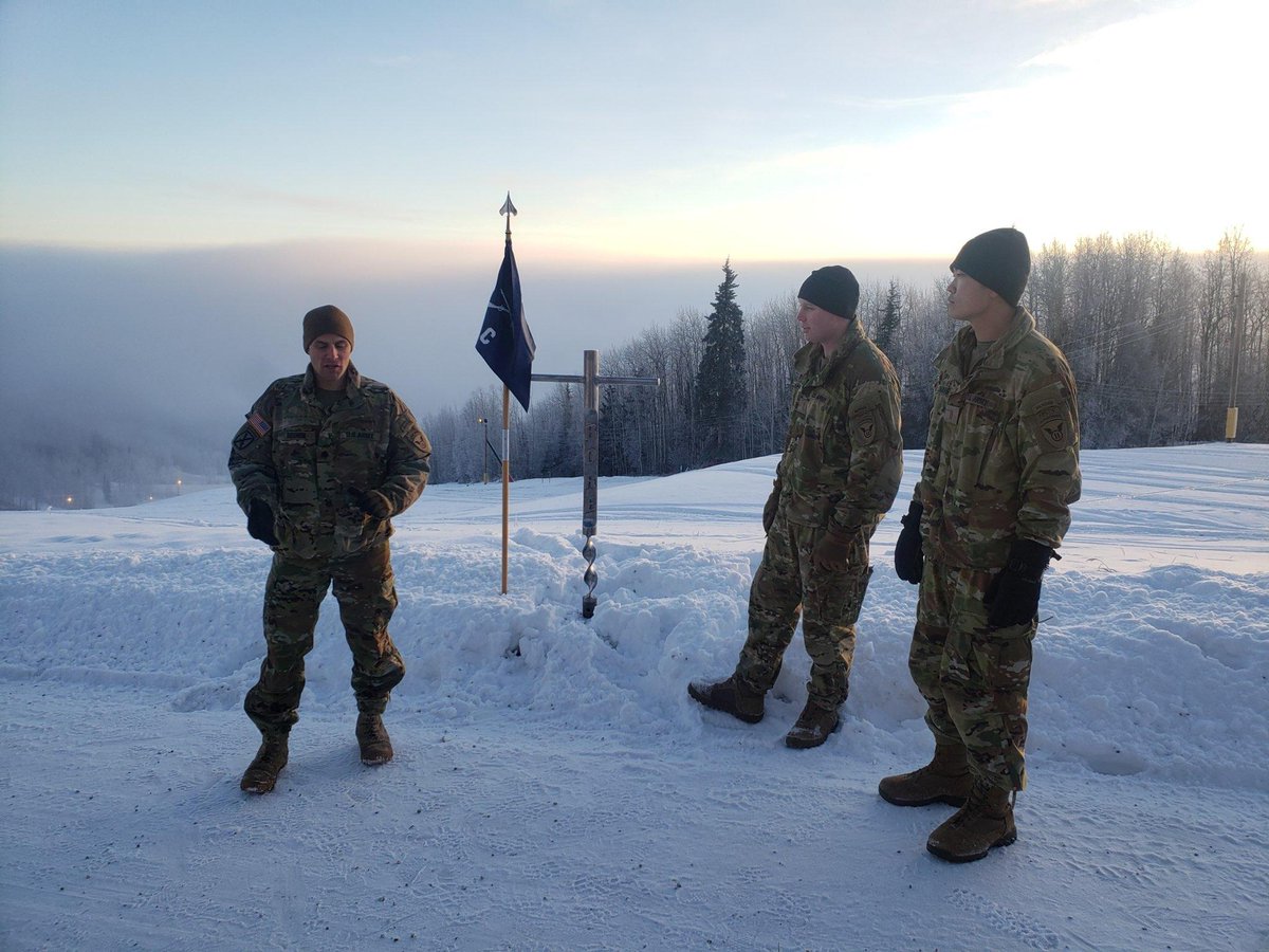 JEDoiron's tweet photo. It is always an honor to promote young officers to their next rank and I love that these two #GIMLETS leaders from Crusher choose to be promoted outside in the ski/training area. What a great way to head into a holiday weekend! 
@11thAirborneDiv @11thAbnCSM @brian_eifler https://t.co/IuH8MSQBhY