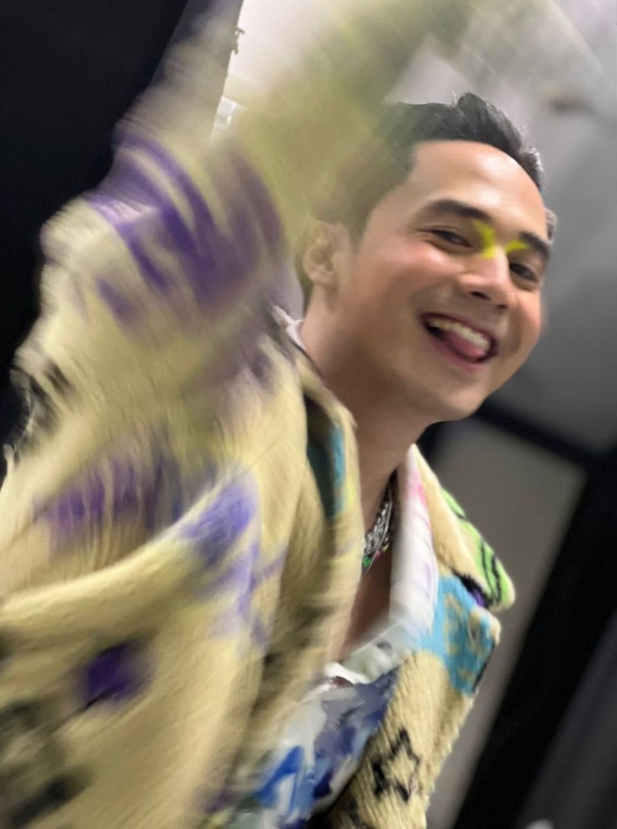 onstage 🔥 vs offstage 😝 

<a href="/sam_concepcion/">Sam Concepcion</a> 🥰
#AwitAwards2022 
<a href="/AwitAwards/">Awit Awards</a> <a href="/myxglobal/">MYX Global</a>