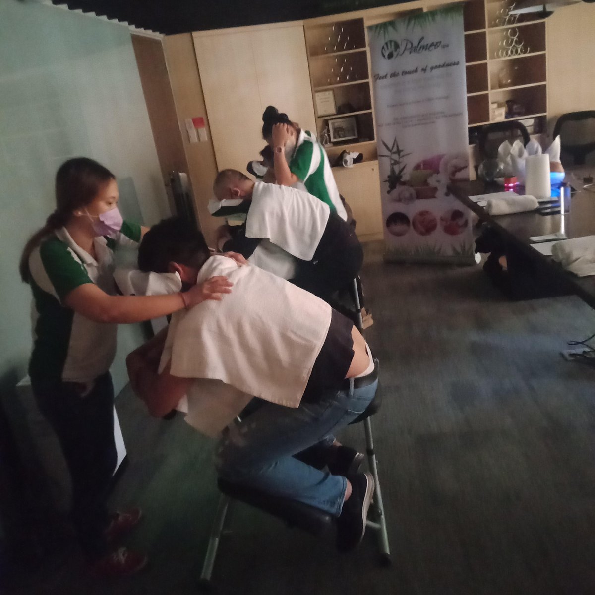 PalmeoSpa's tweet photo. Healing with a touch with Palmeo Spa 😘😘💞♥️💞
#palmeospa #spa #massageislife #relaxing #besthomeservice #corporatemassage #wellness https://t.co/m5RlDhdmrO