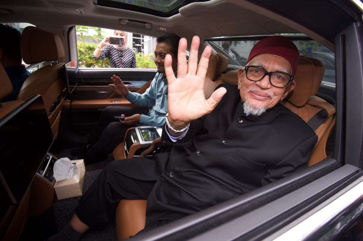 BermamaTV's tweet photo. TERKINI

Hadi Awang dalam perjalanan ke Putrajaya untuk meninjau atap yang boleh ditebuk. https://t.co/cMzbmqUlxV