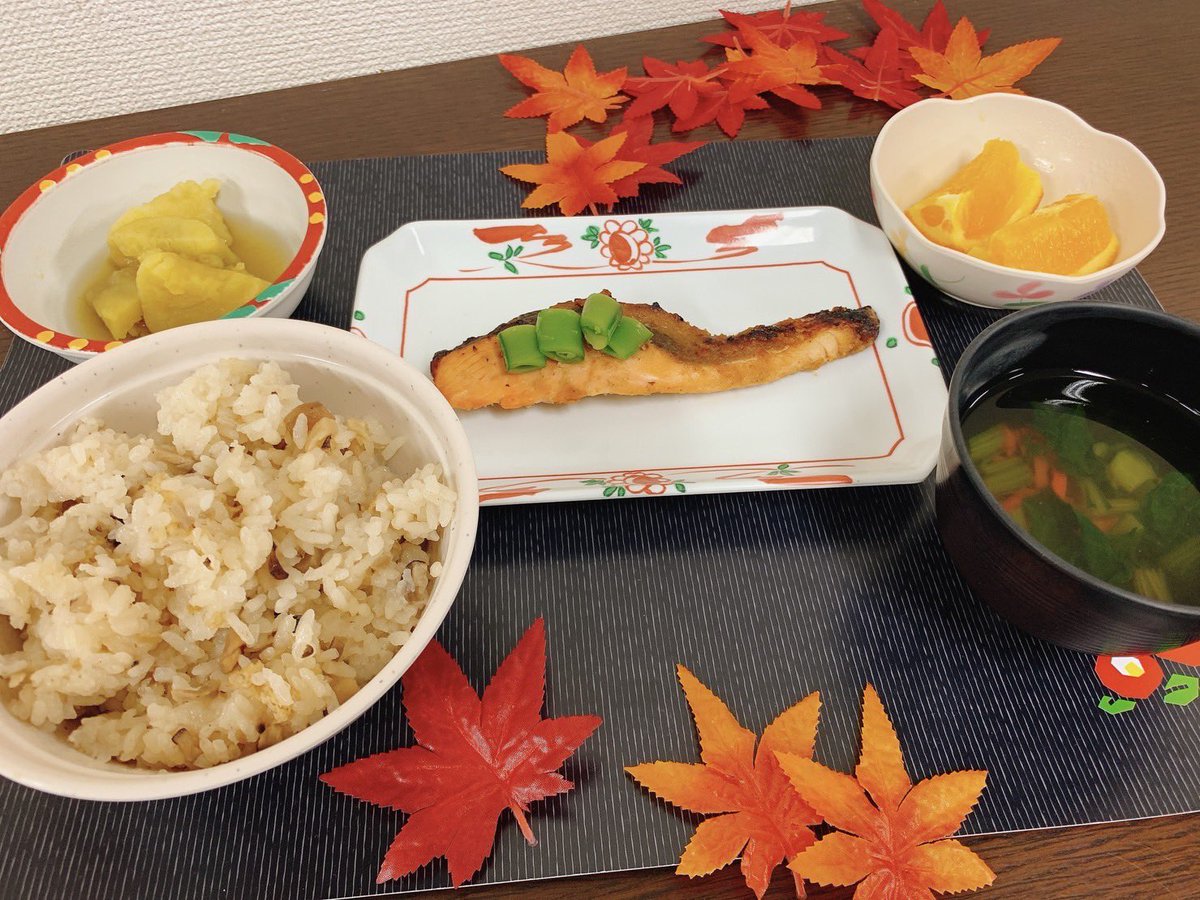 Welfare2018's tweet photo. 🍁11月行事食🍁
今月も秋の味覚たっぷり行事食でし��！

主食は3種類のきのこの旨味がたっぷり入った混ぜご飯🍄
主菜の鮭も味がしっかりと付いてるのでご飯が進み、皆様綺麗に完食されておりました✨

生のフルーツは変わらず好評頂いております！🍊

#11月
#行事食

#きのこご飯
#鮭の胡麻味噌焼き https://t.co/onGaKikc9Y