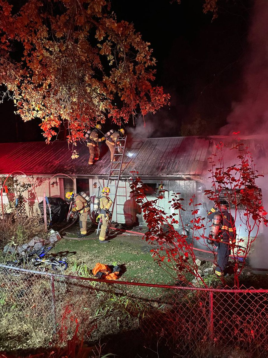 ELDO_Co_Fire's tweet photo. At 6:25 pm firefighters responded to a residential structure fire on Tunnel St in Placerville. Crews saw heavy fire upon arrival and quickly contained the fire from spreading to other homes. @CALFIREAEU and DSED assisted. No injuries were reported. The fire under investigation. https://t.co/o65oIRLETb