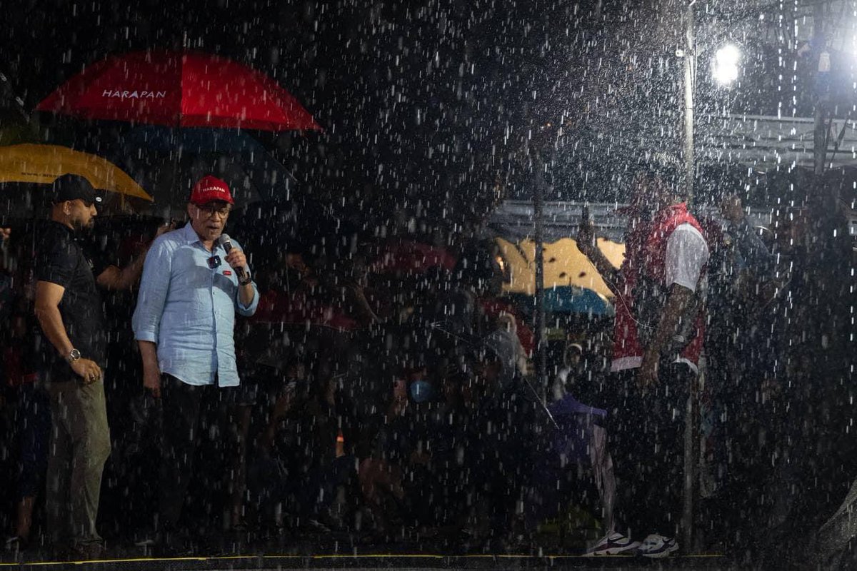 iamhafizulfaiz's tweet photo. Sebuah sangkar besi
tidak bisa mengubah rajawali
menjadi seekor burung nuri

W.S Rendra (dedikasi buat Anwar). https://t.co/MHJiEyLrck