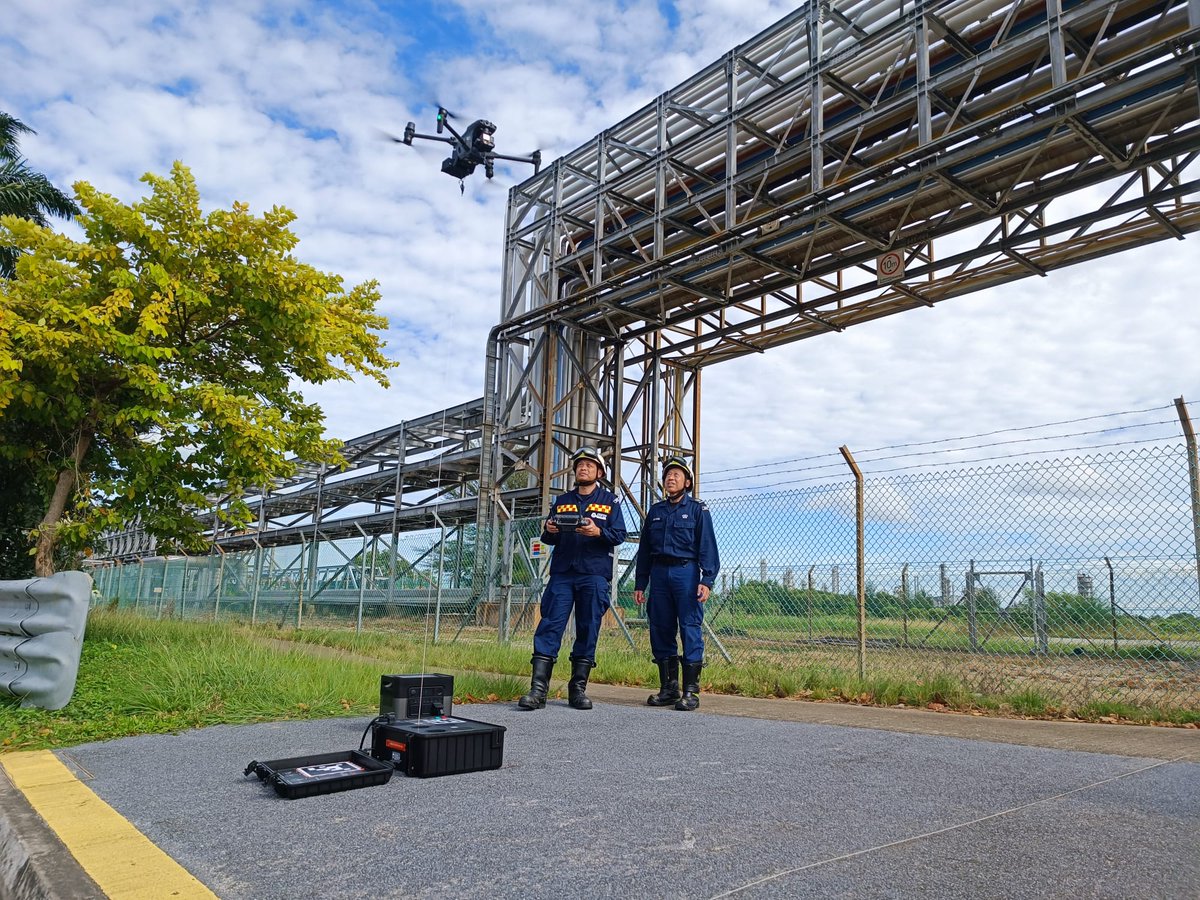 Our #tetheredsystem is designed for #publicsafety and first responder to have a complete situational awareness. We tested V-Line Pro with SCDF to try it out for an exercise and thanks to them we got great feedback.

volarious.com
#drone #tethereddrones #civil #safety