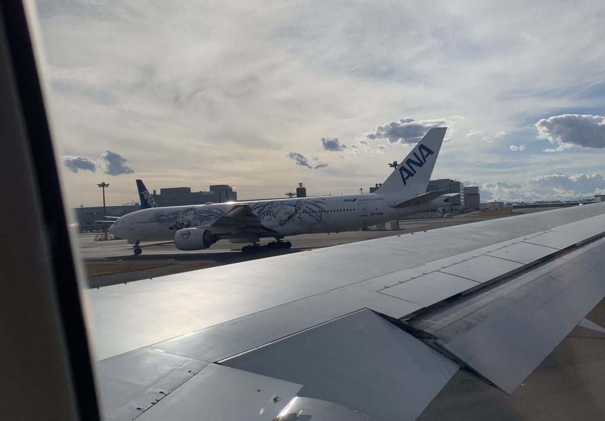 _looouoove's tweet photo. 広島来た〜
鬼滅ジェットと並走した✈️ https://t.co/un9x4c6tPU