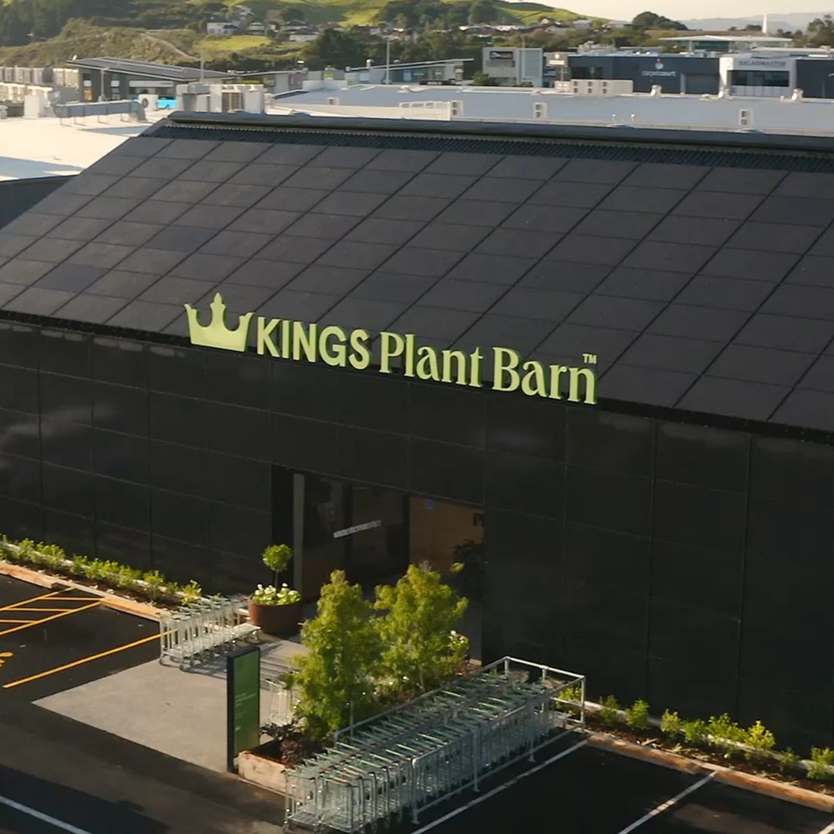 sunergise's tweet image. The sleek black #solarpanels @ #KingsPlantBarn #Stonefields store provides 100% of their daytime energy. 

Are you considering #solarpower for your business? 
#Sunergise