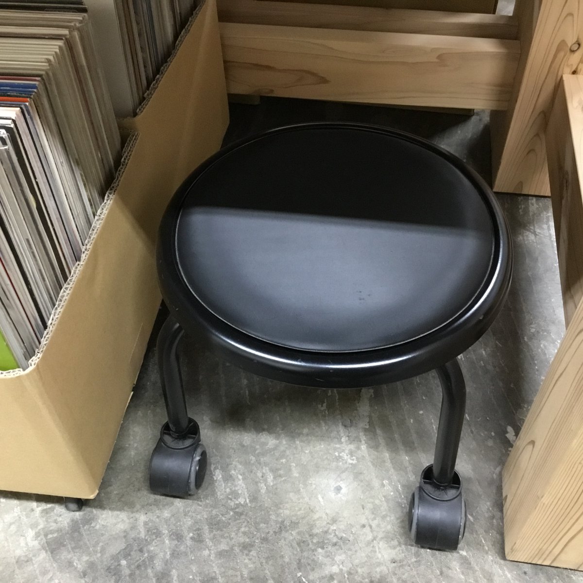 MusicFirst2007's tweet photo. 【コーナー拡大のお知らせです】
110円クラシックLPコーナーですが下段にも増設しました。
引き出してご覧になってください。
なお近くに黒い丸椅子がございますのでこちらもご活用ください。
#classicrecord #ミュージックファースト #musicfirst https://t.co/EBHhGS3sbp