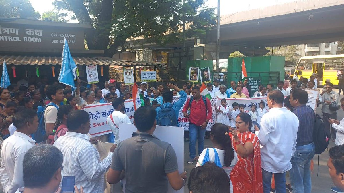 #Live #NafratChhodoSamvidhanBachao rally currently walking on the Western Express Highway, Borivali. Taking the Constitution to the people.
#Mumbai
