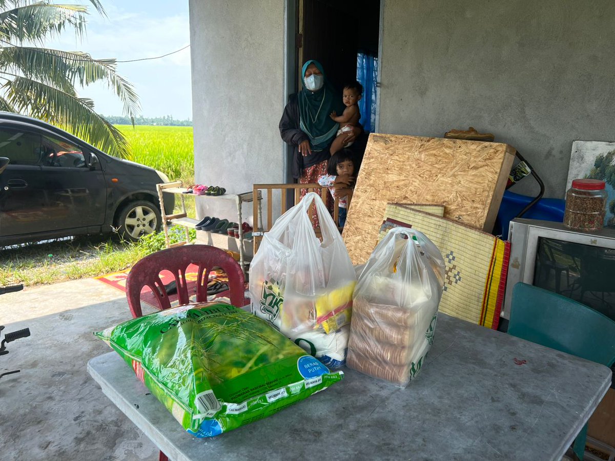 Alhamdulillah.. Bantuan permulaan oleh Team Prihatin Harapan Sungai Besar dihantar kepada keluarga di Parit 13, Sungai Nibong yang dijangkiti COVID 19. Semoga memberi sedikit kelegaan. #harapansungaibesar