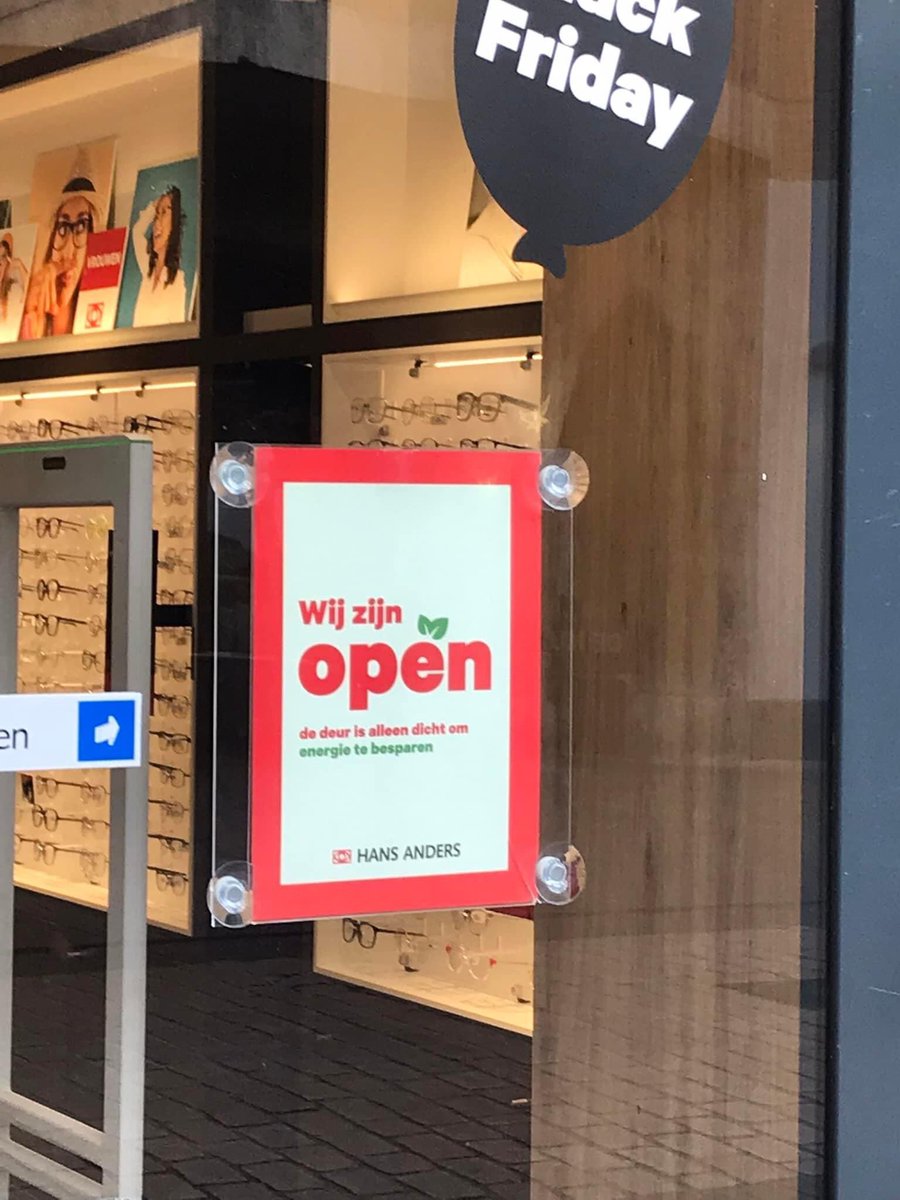 nsknsd's tweet photo. Noodzakelijk: energiebesparing door winkels! Hou de #deurdicht ! Goede voorbeelden zijn er al genoeg zoals: #wibra en @hansanders . Maar bij andere winkels moet de deur nog dicht zoals: @Kruidvat en @Etos. Bij voorbaat dank! #Roermond https://t.co/S2EMzX1VSH