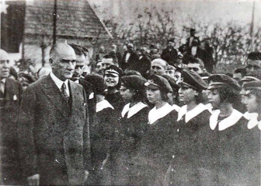 16 Tem 1921
Yunan saldırısı sürüyor 
M.Kemal Paşa Öğretmenler Kongresi'nde:
"Muhterem hanımlar,efendiler! Milli Eğitim Programı derken,hurafelerden, yabancı fikirlerden,doğudan-batıdan gelebilen bütün etkilerden uzak, tarihi ve milli karakterimize uygun bir kültürü kastediyorum."