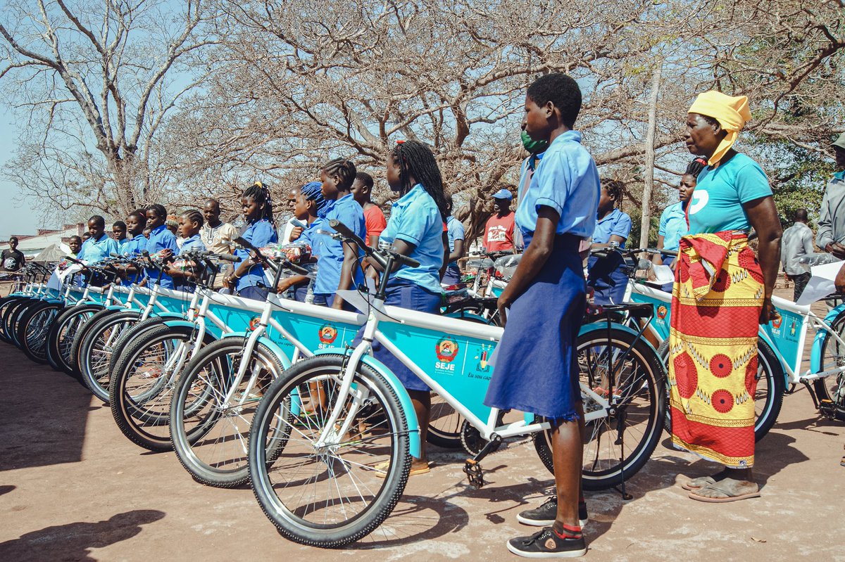 Mozambikes's tweet photo. In Maringue, EU SOU CAPAZ the bikes have arrived at the secondary schools of Maringue Sede and Canxixe, to bring changes for a better student life to the beneficiaries.
#Mozambikes #SEJE #EuSouCapaz https://t.co/VTqcDm8hIy
