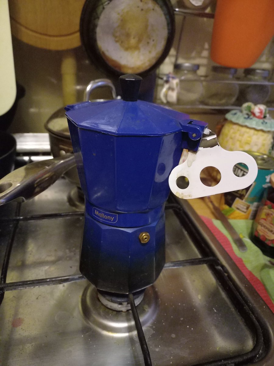 Неделю спустя я все же открыла гейзерную кофеварку, отломав ей ручку, теперь она выглядит так