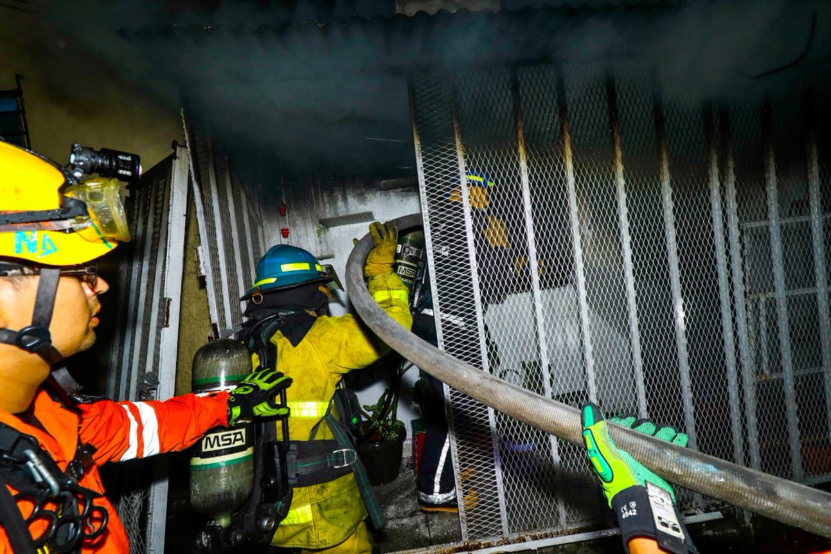 PROCIVILSV's tweet photo. 🚨Nuestro #EquipoTácticoOperativo apoya a elementos del Cuerpo de @BomberosSV a sofocar incendio estructural en vivienda ubicada en:

📍Colonia 10 de octubre, San Marcos, San Salvador. https://t.co/2kfnxhjUlw