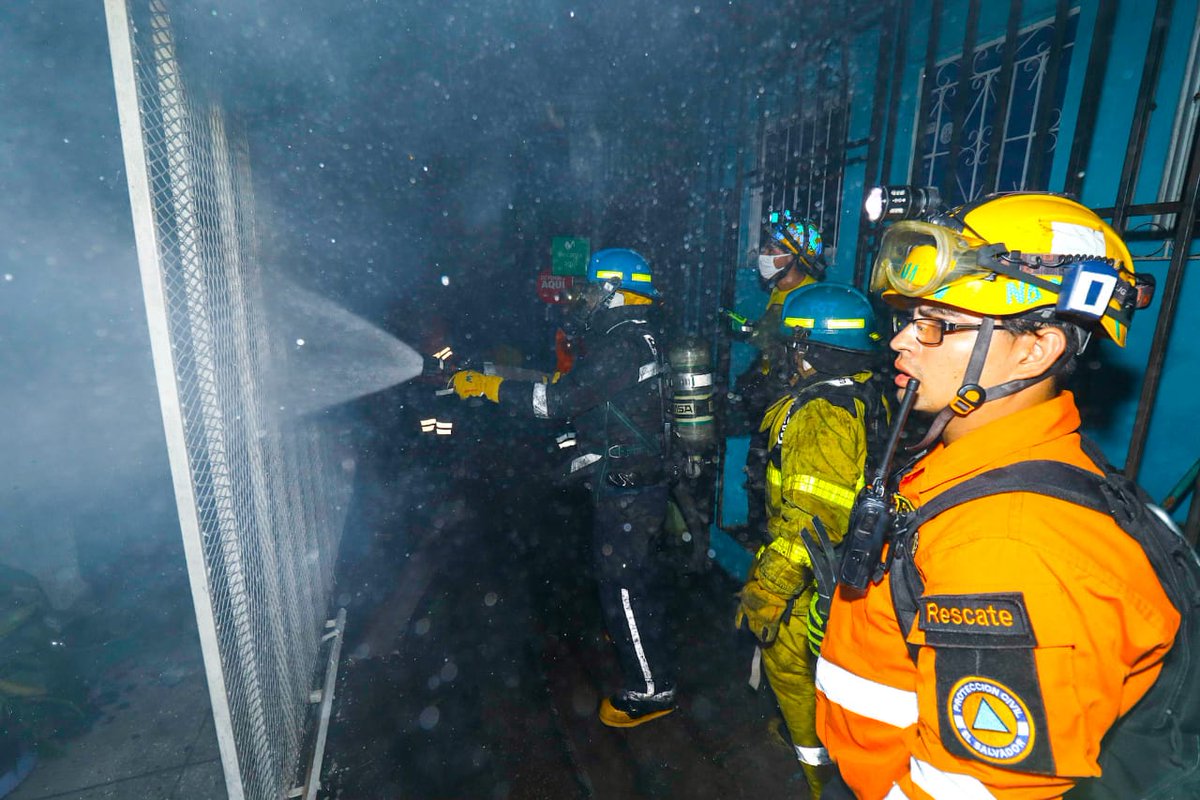 PROCIVILSV's tweet photo. 🚨Nuestro #EquipoTácticoOperativo apoya a elementos del Cuerpo de @BomberosSV a sofocar incendio estructural en vivienda ubicada en:

📍Colonia 10 de octubre, San Marcos, San Salvador. https://t.co/2kfnxhjUlw
