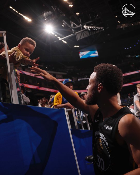 Stephen curry hi-fives Canon Curry