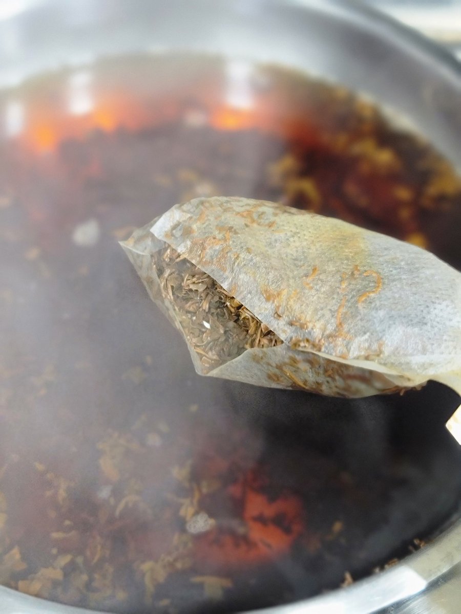 오랜만에 나타나서 홍차시럽 만들다 터진 옆구리 자랑하기 😂 시럽 만들기 첨 해보는데 간단하고 조으네요 ㅎㅎ