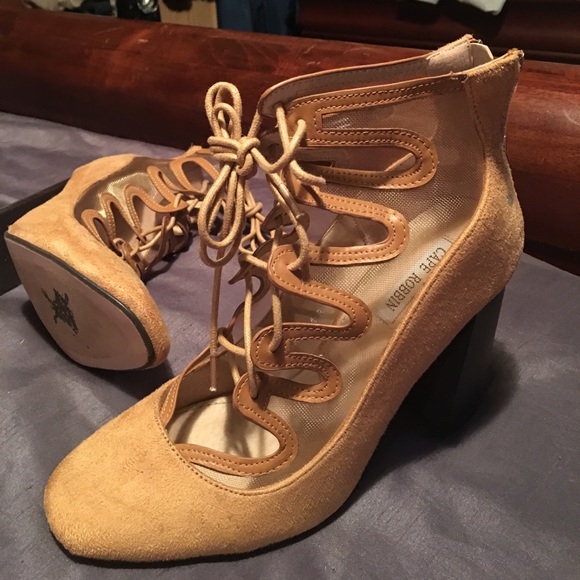 goddessallures's tweet photo. So good I had to share! Check out all the items I'm loving on @Poshmarkapp #poshmark #fashion #style #shopmycloset #caperobbin #salvatoreferragamo #laurenralphlauren: https://t.co/jX4U3wtvc7 https://t.co/EdlJq7KFSH
