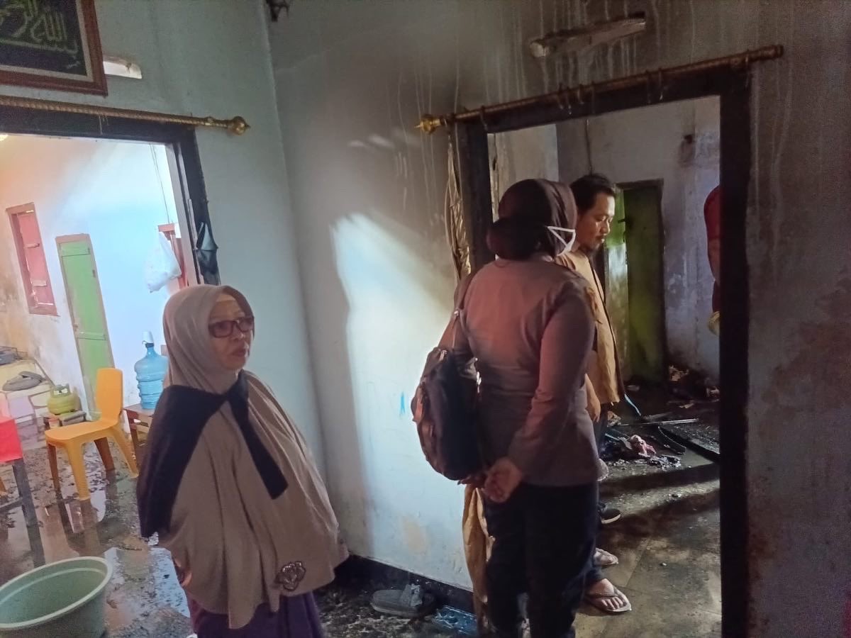 Menindaklanjuti perintah Kapolres Gorontalo Kota untuk turun ke TKP kebakaran tersebut.
Kapolsek Dungingi Polres Gorontalo Kota langsung mendatangi TKP kebakaran tersebut.

#KapolresGorontaloKota
#PolresGorontaloKota
#PoldaGorontalo
#PolsekDungingi
#PrayForKebakaran