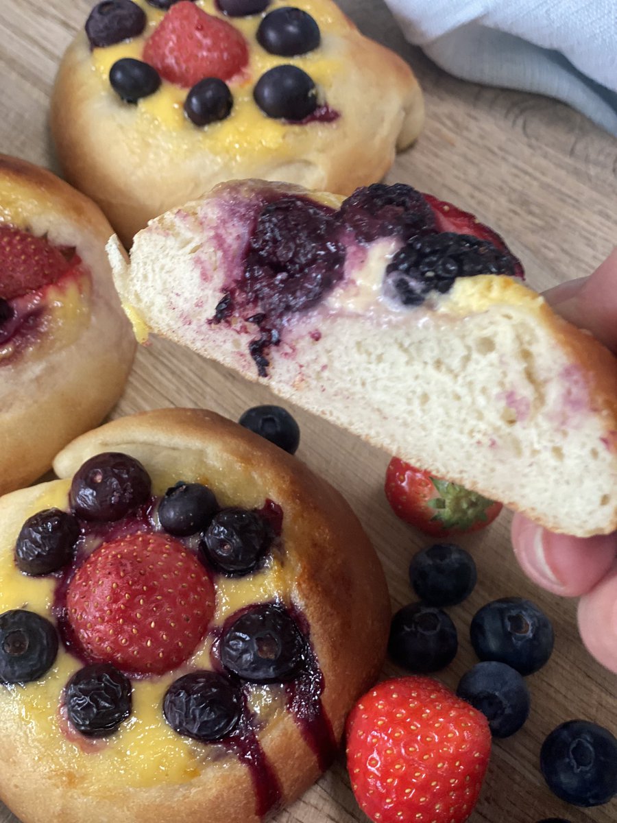 foodauthor's tweet photo. Creamy Brioche Buns 
Full recipe follow me on Instagram 
@Le_Village_Libanais https://t.co/bUN2OducRN