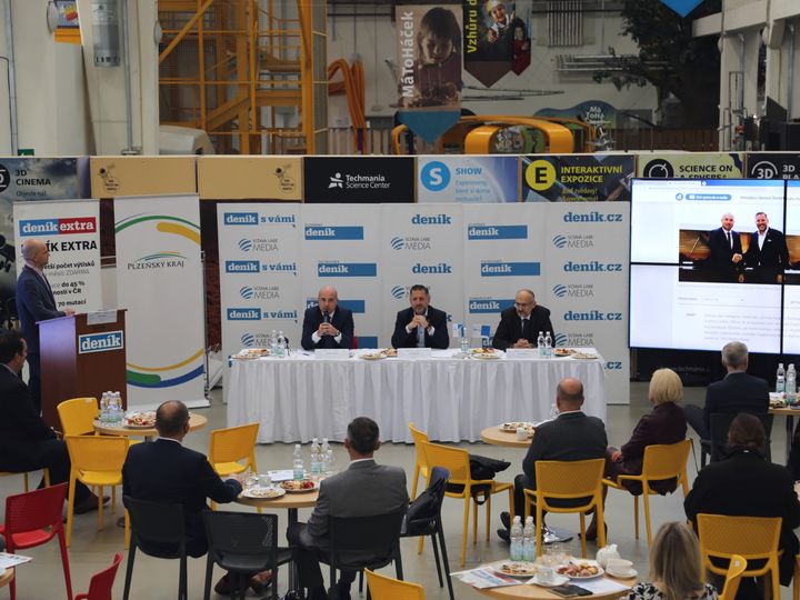 CenterTechmania's tweet photo. V Techmanii proběhlo setkání s hejtmanem Plzeňského kraje a primátorem města Plzně. Hlavním tématem byla například energetická krize nebo výstavba Gigafactory v Líních.

Více v online reportáži:
https://t.co/nIjL9i7Rbv https://t.co/xbJyk0QtB3