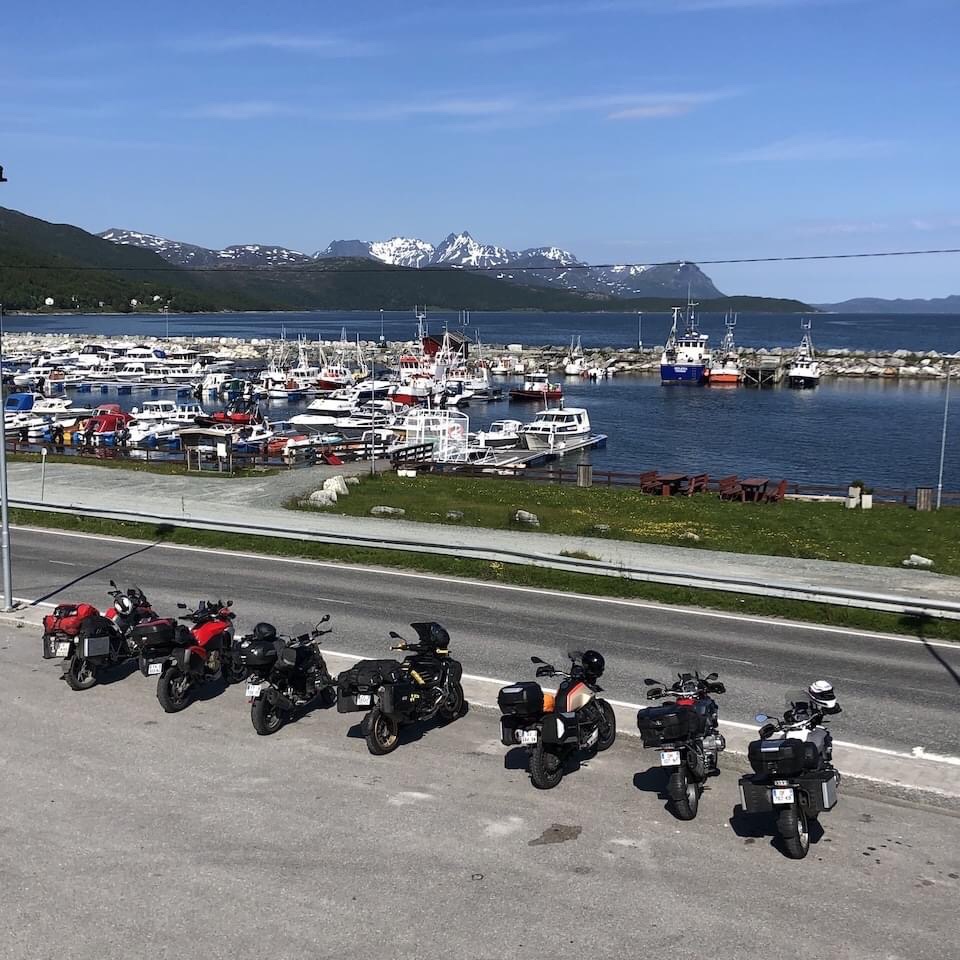 Virage8's tweet photo. Paysages mirifiques de la Norvège tout au long des 3 000 km de route depuis le Sud jusqu'au Cap Nord 😎
 
#voyage #roadtrip #moto #motos #capnord #capnord2023 #northkapp2023 #enjoyyourride #enjoyyourlife #eyreyl #cestgeant
#thisisvirage8

https://t.co/QcKF3waoxZ

📸 Virage8 https://t.co/eWBjTlBLbw