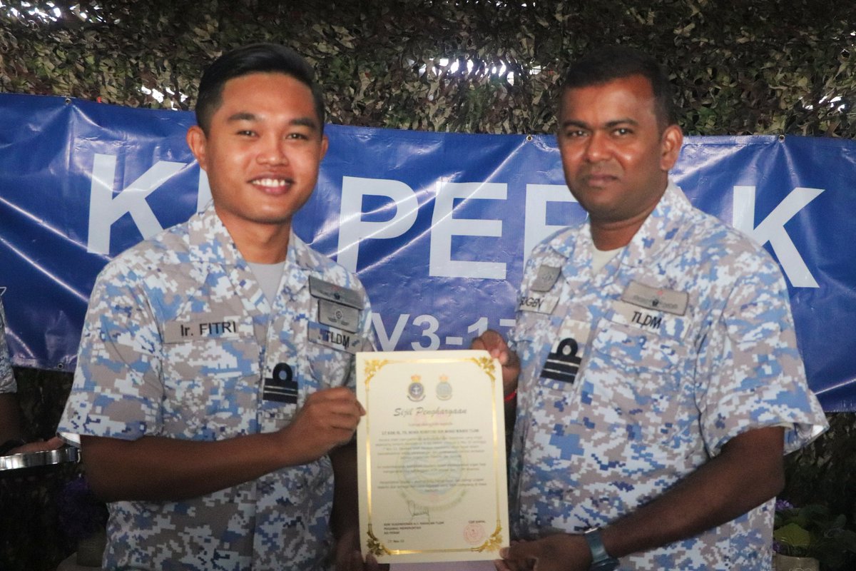 🇲🇾 BINGKISAN AKTIVITI KD PRK 21-NOV 22🇲🇾⚓

21 Nov 22-Majlis Serah Terima Tugas Pegawai Jurutera Elektrik dan Senjata KD PERAK disempurnakan oleh Pegawai Memerintah KD PERAK, Kdr Sugenderan a/l Nagalan TLDM.
#GallantVigilant
#GuardianoftheEast
#KDPERAK173
#OpsCome1st