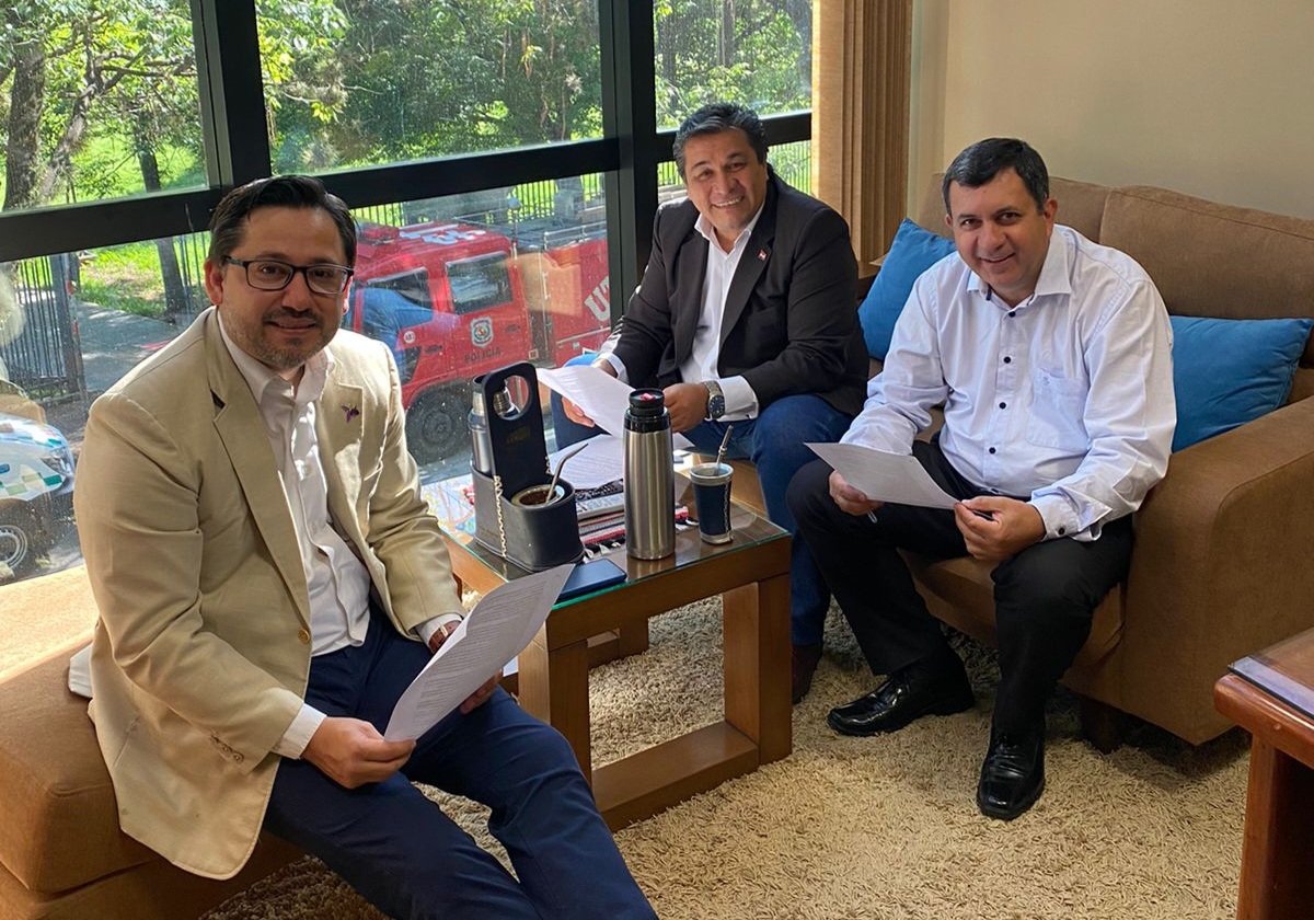 Los senadores <a href="/LucasAquino81/">Lucas Aquino</a> <a href="/Amadoflorentinc/">Amado Florentín</a> y <a href="/LanzoniSenador/">Lanzoni Senador</a> analizan el orden del día de la fecha para la sesión de <a href="/SenadoresPy/">SenadoPy</a>