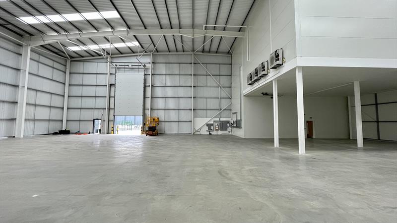 A detached high quality #warehouse/ trade unit from <a href="/AdroitREA/">Adroit Real Estate Advisors</a> - 12,928 Sq Ft benefitting from 10m eaves height, 1 surface level loading door, a dedicated yard area, 11 car parking spaces and 4 EV charging points. Holla, Thorn Turn, #HoughtonRegis buff.ly/3XnEZ4l