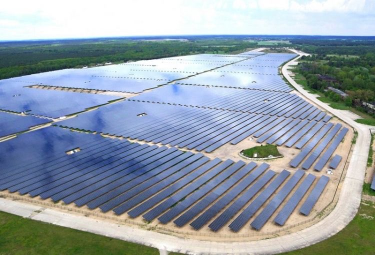 Esto es un campo en Rojas, antes era agrícola se reconvirtió en granja solar debido a la gran heliofanía y la atmósfera tan diáfana del norte bonaerense