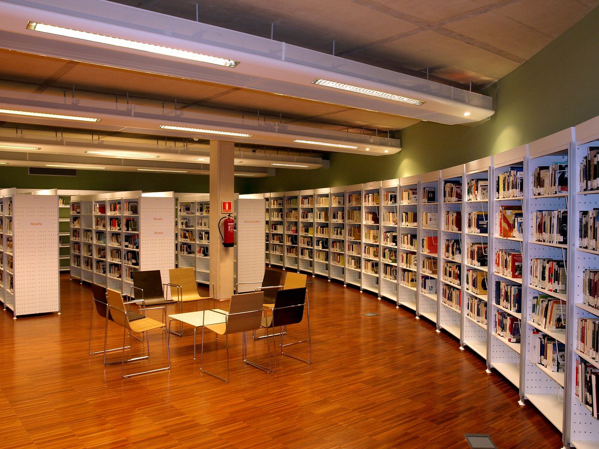 Hoy, #25N, Día Internacional de la Eliminación de la Violencia Contra las Mujeres, queremos destacar la labor de todas aquellas #bibliotecas que con sus puntos o estanterías violeta 💜 difunden la cultura y el feminismo.